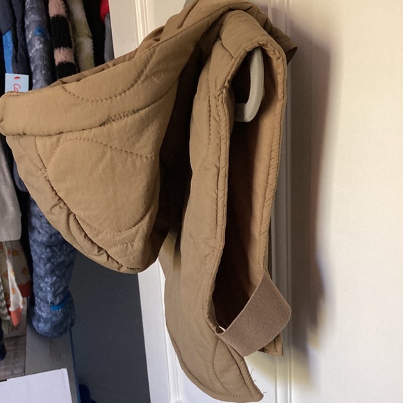 Zara 4T vest with hood and open sides - Picture 4 of 4